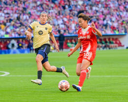 Allianz Arena, München, Deutschland – 25.04.2026: Fußball, UEFA Women’s Champions League 2025/2026, Halbfinale Hinspiel, FC Bayern München Frauen vs. FC Barcelona Frauen: Momoko Tanikawa (FC Bayern München, Mittelfeld) im Angriff.