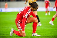 19.10.2026, München, Bayern, Deutschland. Google Pixel Frauen-Bundesliga: FC Bayern Frauen gegen VfB Stuttgart Frauen. Spielort: FC Bayern Campus-Stadion. Momoko Tanikawa (FC Bayern Frauen) verletzt, mit Schmerzen, bei der Behandlung