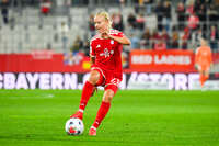 19.10.2026, München, Bayern, Deutschland. Google Pixel Frauen-Bundesliga: FC Bayern Frauen gegen VfB Stuttgart Frauen. Spielort: FC Bayern Campus-Stadion. Pernille Harder (FC Bayern Frauen) am Ball, mit dem Ball, in einer Spielszene
