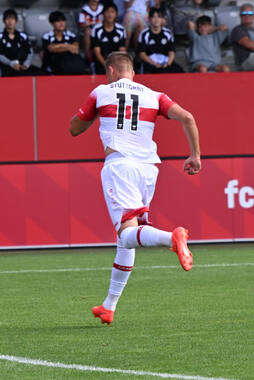 19.08.2026, München, Deutschland. FC Bayern München U19 vs. VfB Stuttgart U19 am FC Bayern Campus in München. VfB U19 Spieler jubelt