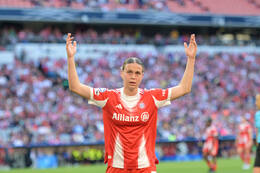 Allianz Arena, München, Deutschland – 25.04.2026: Fußball, UEFA Women’s Champions League 2025/2026, Halbfinale Hinspiel, FC Bayern München Frauen vs. FC Barcelona Frauen: Klara Bühl / Klara Buehl (FC Bayern München, Sturm) spielt mit Fans und ist nachdenklich.