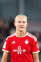 19.10.2026, München, Bayern, Deutschland. Google Pixel Frauen-Bundesliga: FC Bayern Frauen gegen VfB Stuttgart Frauen. Spielort: FC Bayern Campus-Stadion. Pernille Harder (FC Bayern Frauen) nachdenklich, ernst, fokussiert