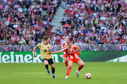 Allianz Arena, München, Deutschland – 25.04.2026: Fußball, UEFA Women’s Champions League 2025/2026, Halbfinale Hinspiel, FC Bayern München Frauen vs. FC Barcelona Frauen: Klara Bühl / Klara Buehl (FC Bayern München, Sturm) schubst Ona Batlle (FC Barcelona, Abwehr) zur Seite.