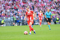 Allianz Arena, München, Deutschland – 25.04.2026: Fußball, UEFA Women’s Champions League 2025/2026, Halbfinale Hinspiel, FC Bayern München Frauen vs. FC Barcelona Frauen: Franziska Kett (FC Bayern München, Abwehr) am Ball.