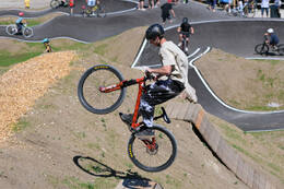 Mindelheim, Deutschland – 23.05.2026: Eröffnung der neuen BikeArea auf der Schwabenwiese in Mindelheim. Die von Schanzenwerk gestaltete und gebaute Anlage umfasst Pumptrack-, Flowline- und Jumpline-Elemente für Kinder, Jugendliche und Erwachsene.
