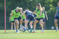 05.08.2026, München, Deutschland. Google Pixel Frauen-Bundesliga: Die FC Bayern Frauen absolvieren auf dem FC Bayern Campus eine Trainingseinheit zur Vorbereitung auf das Testspiel gegen Paris FC. Alara Sehitler (FC Bayern Frauen), Sarah Zadrazil (FC Bayern Frauen), Katharina Naschenweng (FC Bayern Frauen)