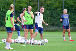 19.08.2026, München, Deutschland. Google Pixel Frauen-Bundesliga: Die FC Bayern Frauen absolvieren auf dem FC Bayern Campus eine Trainingseinheit vor dem Bundesliga-Saisonauftakt gegen den 1. FC Union Berlin. Jose Barcala (Cheftrainer, FC Bayern Frauen)