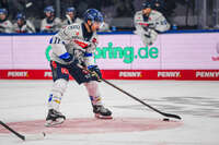 09.10.2026, München, Deutschland. PENNY DEL, Deutsche Eishockey Liga, Saison 2026/27, 7. Spieltag: EHC Red Bull München gegen ERC Ingolstadt im SAP Garden in München. Kenny Agostino (ERC Ingolstadt) am Puck, mit dem Puck, in Puckbesitz