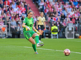 Allianz Arena, München, Deutschland – 25.04.2026: Fußball, UEFA Women’s Champions League 2025/2026, Halbfinale Hinspiel, FC Bayern München Frauen vs. FC Barcelona Frauen: Cata Coll (FC Barcelona, Tor) schießt den Ball weg.