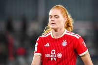 19.10.2026, München, Bayern, Deutschland. Google Pixel Frauen-Bundesliga: FC Bayern Frauen gegen VfB Stuttgart Frauen. Spielort: FC Bayern Campus-Stadion. Stine Ballisager (FC Bayern Frauen) nachdenklich, ernst, fokussiert