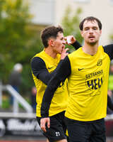 17.10.2026, Mindelheim, Bayern, Deutschland. Kreisliga Allgäu Nord: TSV Mindelheim gegen SV Oberegg. Spielort: Julius-Strohmayer-Stadion. David Kienle (TSV Mindelheim) beim Jubel, jubelnd, feiernd mit Darius Argintaru (TSV Mindelheim) und Anel Junuzovic (TSV Mindelheim)