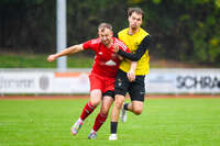 17.10.2026, Mindelheim, Bayern, Deutschland. Kreisliga Allgäu Nord: TSV Mindelheim gegen SV Oberegg. Spielort: Julius-Strohmayer-Stadion. David Kienle (TSV Mindelheim) im Zweikampf, im Duell, im Kampf um den Ball mit (Oberegg) Spieler