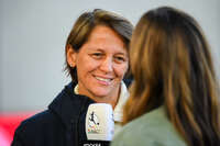 19.10.2026, München, Bayern, Deutschland. Google Pixel Frauen-Bundesliga: FC Bayern Frauen gegen VfB Stuttgart Frauen. Spielort: FC Bayern Campus-Stadion. Bianca Rech (Direktorin, FC Bayern Frauen) fröhlich, gut gelaunt, lachend