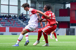19.08.2026, München, Deutschland. FC Bayern München U19 vs. VfB Stuttgart U19 am FC Bayern Campus in München. Zweikampf