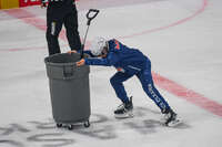 09.10.2026, München, Deutschland. PENNY DEL, Deutsche Eishockey Liga, Saison 2026/27, 7. Spieltag: EHC Red Bull München gegen ERC Ingolstadt im SAP Garden in München. Helfer