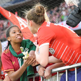 Allianz Arena, München, Deutschland – 25.04.2026: Fußball, UEFA Women’s Champions League 2025/2026, Halbfinale Hinspiel, FC Bayern München Frauen vs. FC Barcelona Frauen: Fans streiten sich um die Handschuhe von Ena Mahmutovic (FC Bayern München, Tor).