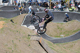 Mindelheim, Deutschland – 23.05.2026: Eröffnung der neuen BikeArea auf der Schwabenwiese in Mindelheim. Die von Schanzenwerk gestaltete und gebaute Anlage umfasst Pumptrack-, Flowline- und Jumpline-Elemente für Kinder, Jugendliche und Erwachsene.