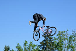 Mindelheim, Deutschland – 23.05.2026: Eröffnung der neuen BikeArea auf der Schwabenwiese in Mindelheim. Die von Schanzenwerk gestaltete und gebaute Anlage umfasst Pumptrack-, Flowline- und Jumpline-Elemente für Kinder, Jugendliche und Erwachsene.