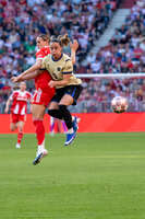 Allianz Arena, München, Deutschland – 25.04.2026: Fußball, UEFA Women’s Champions League 2025/2026, Halbfinale Hinspiel, FC Bayern München Frauen vs. FC Barcelona Frauen: Klara Bühl / Klara Buehl (FC Bayern München, Sturm) im Zweikampf mit Ona Batlle (FC Barcelona, Abwehr)