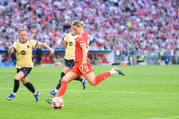 Allianz Arena, München, Deutschland – 25.04.2026: Fußball, UEFA Women’s Champions League 2025/2026, Halbfinale Hinspiel, FC Bayern München Frauen vs. FC Barcelona Frauen: Klara Bühl / Klara Buehl (FC Bayern München, Sturm) in Schussaktion.