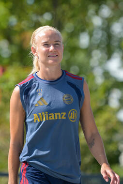05.08.2026, München, Deutschland. Google Pixel Frauen-Bundesliga: Die FC Bayern Frauen absolvieren auf dem FC Bayern Campus eine Trainingseinheit zur Vorbereitung auf das Testspiel gegen Paris FC. Pernille Harder (FC Bayern Frauen)