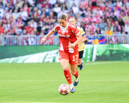 Allianz Arena, München, Deutschland – 25.04.2026: Fußball, UEFA Women’s Champions League 2025/2026, Halbfinale Hinspiel, FC Bayern München Frauen vs. FC Barcelona Frauen: Klara Bühl / Klara Buehl (FC Bayern München, Sturm) im Angriff.