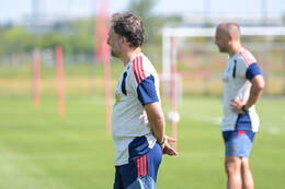 05.08.2026, München, Deutschland. Google Pixel Frauen-Bundesliga: Die FC Bayern Frauen absolvieren auf dem FC Bayern Campus eine Trainingseinheit zur Vorbereitung auf das Testspiel gegen Paris FC. Jose Barcala (Cheftrainer, FC Bayern Frauen)