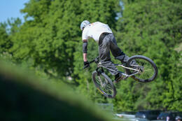 Mindelheim, Deutschland – 23.05.2026: Eröffnung der neuen BikeArea auf der Schwabenwiese in Mindelheim. Die von Schanzenwerk gestaltete und gebaute Anlage umfasst Pumptrack-, Flowline- und Jumpline-Elemente für Kinder, Jugendliche und Erwachsene.