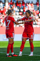 06.09.2026, München, Deutschland. Google Pixel Frauen-Bundesliga: FC Bayern München Frauen gegen SC Freiburg Frauen am FC Bayern Campus. Klara Bühl (FC Bayern Frauen), Lena Oberdorf (FC Bayern Frauen) jubeln.