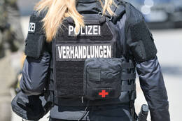 Bad Wörishofen, Deutschland – 12.05.2026: Zahlreiche Einsatzkräfte der Polizei und das SEK sind bei einem Großeinsatz an der Hauptstraße in Bad Wörishofen im Einsatz. Das Gebiet wurde großräumig abgesperrt.