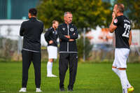 03.10.2026, Mindelheim, Deutschland. Kreisliga Allgäu Nord: TSV Mindelheim gegen (SG) Sontheim/Westerheim. Spielort: Julius-Strohmayer Stadion. Marian Argintaru (Trainer, TSV Mindelheim) nachdenklich, ernst, fokussiert