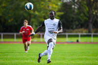 03.10.2026, Mindelheim, Deutschland. Kreisliga Allgäu Nord: TSV Mindelheim gegen (SG) Sontheim/Westerheim. Spielort: Julius-Strohmayer Stadion. Sulayman Drammeh (TSV Mindelheim) am Ball, mit dem Ball, in einer Spielszene