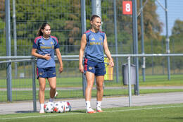 05.08.2026, München, Deutschland. Google Pixel Frauen-Bundesliga: Die FC Bayern Frauen absolvieren auf dem FC Bayern Campus eine Trainingseinheit zur Vorbereitung auf das Testspiel gegen Paris FC. Kassandra Potsi (FC Bayern Frauen), Katharina Naschenweng (FC Bayern Frauen)