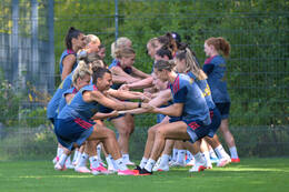 05.08.2026, München, Deutschland. Google Pixel Frauen-Bundesliga: Die FC Bayern Frauen absolvieren auf dem FC Bayern Campus eine Trainingseinheit zur Vorbereitung auf das Testspiel gegen Paris FC. Arianna Caruso (FC Bayern Frauen), Klara Bühl (FC Bayern Frauen)