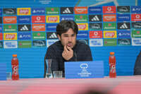 Allianz Arena, München, Deutschland – 25.04.2026: Fußball, UEFA Women’s Champions League 2025/2026, Halbfinale Hinspiel, FC Bayern München Frauen vs. FC Barcelona Frauen: Pere Romeu (FC Barcelona, Cheftrainer) während der Pressekonferenz (PK)