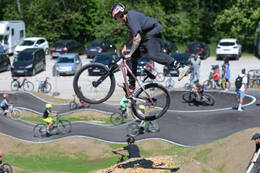Mindelheim, Deutschland – 23.05.2026: Eröffnung der neuen BikeArea auf der Schwabenwiese in Mindelheim. Die von Schanzenwerk gestaltete und gebaute Anlage umfasst Pumptrack-, Flowline- und Jumpline-Elemente für Kinder, Jugendliche und Erwachsene.