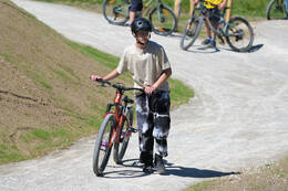 Mindelheim, Deutschland – 23.05.2026: Eröffnung der neuen BikeArea auf der Schwabenwiese in Mindelheim. Die von Schanzenwerk gestaltete und gebaute Anlage umfasst Pumptrack-, Flowline- und Jumpline-Elemente für Kinder, Jugendliche und Erwachsene.