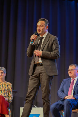 Podiumsdiskussion zur Bürgermeisterwahl in Bad Wörishofen im Kursaal. Die Bürgermeisterkandidaten Daniel Pflügl, Stefan Welzel und Paul Gruschka stellten sich den Fragen von Moderation und Publikum.