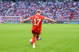 Allianz Arena, München, Deutschland – 25.04.2026: Fußball, UEFA Women’s Champions League 2025/2026, Halbfinale Hinspiel, FC Bayern München Frauen vs. FC Barcelona Frauen: Klara Bühl / Klara Buehl (FC Bayern München, Sturm) passt den Ball.