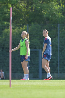 05.08.2026, München, Deutschland. Google Pixel Frauen-Bundesliga: Die FC Bayern Frauen absolvieren auf dem FC Bayern Campus eine Trainingseinheit zur Vorbereitung auf das Testspiel gegen Paris FC. Glodis Perla Viggosdottir (FC Bayern Frauen), Klara Bühl (FC Bayern Frauen)