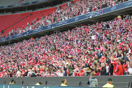 Allianz Arena, München, Deutschland – 25.04.2026: Fußball, UEFA Women’s Champions League 2025/2026, Halbfinale Hinspiel, FC Bayern München Frauen vs. FC Barcelona Frauen: Bayern Fans jubeln nach dem Ausgleich 1:1