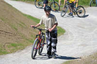 Mindelheim, Deutschland – 23.05.2026: Eröffnung der neuen BikeArea auf der Schwabenwiese in Mindelheim. Die von Schanzenwerk gestaltete und gebaute Anlage umfasst Pumptrack-, Flowline- und Jumpline-Elemente für Kinder, Jugendliche und Erwachsene.