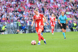 Allianz Arena, München, Deutschland – 25.04.2026: Fußball, UEFA Women’s Champions League 2025/2026, Halbfinale Hinspiel, FC Bayern München Frauen vs. FC Barcelona Frauen: Franziska Kett (FC Bayern München, Abwehr) am Ball.