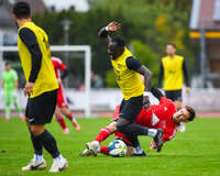 17.10.2026, Mindelheim, Bayern, Deutschland. Kreisliga Allgäu Nord: TSV Mindelheim gegen SV Oberegg. Spielort: Julius-Strohmayer-Stadion. Sulayman Drammeh (TSV Mindelheim) im Zweikampf, im Duell, im Kampf um den Ball