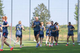 05.08.2026, München, Deutschland. Google Pixel Frauen-Bundesliga: Die FC Bayern Frauen absolvieren auf dem FC Bayern Campus eine Trainingseinheit zur Vorbereitung auf das Testspiel gegen Paris FC. Pernille Harder (FC Bayern Frauen)
