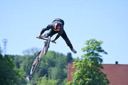 Mindelheim, Deutschland – 23.05.2026: Eröffnung der neuen BikeArea auf der Schwabenwiese in Mindelheim. Die von Schanzenwerk gestaltete und gebaute Anlage umfasst Pumptrack-, Flowline- und Jumpline-Elemente für Kinder, Jugendliche und Erwachsene.