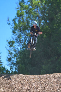 Mindelheim, Deutschland – 23.05.2026: Eröffnung der neuen BikeArea auf der Schwabenwiese in Mindelheim. Die von Schanzenwerk gestaltete und gebaute Anlage umfasst Pumptrack-, Flowline- und Jumpline-Elemente für Kinder, Jugendliche und Erwachsene.