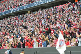 Allianz Arena, München, Deutschland – 25.04.2026: Fußball, UEFA Women’s Champions League 2025/2026, Halbfinale Hinspiel, FC Bayern München Frauen vs. FC Barcelona Frauen: Bayern Fans jubeln nach dem Ausgleich 1:1
