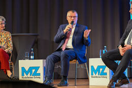 Podiumsdiskussion zur Bürgermeisterwahl in Bad Wörishofen im Kursaal. Die Bürgermeisterkandidaten Daniel Pflügl, Stefan Welzel und Paul Gruschka stellten sich den Fragen von Moderation und Publikum.