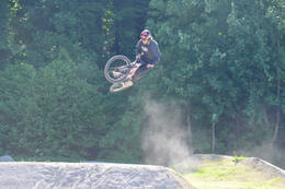 Mindelheim, Deutschland – 23.05.2026: Eröffnung der neuen BikeArea auf der Schwabenwiese in Mindelheim. Die von Schanzenwerk gestaltete und gebaute Anlage umfasst Pumptrack-, Flowline- und Jumpline-Elemente für Kinder, Jugendliche und Erwachsene.